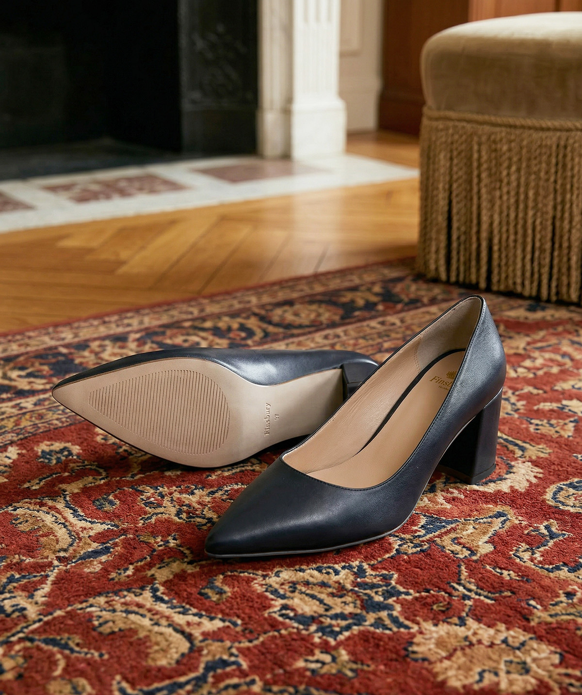 ANABEL Navy Pumps